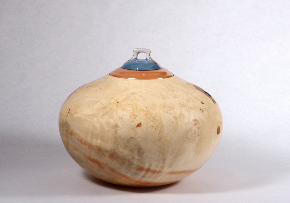 Manitoba Maple Urn with Porcelain lid